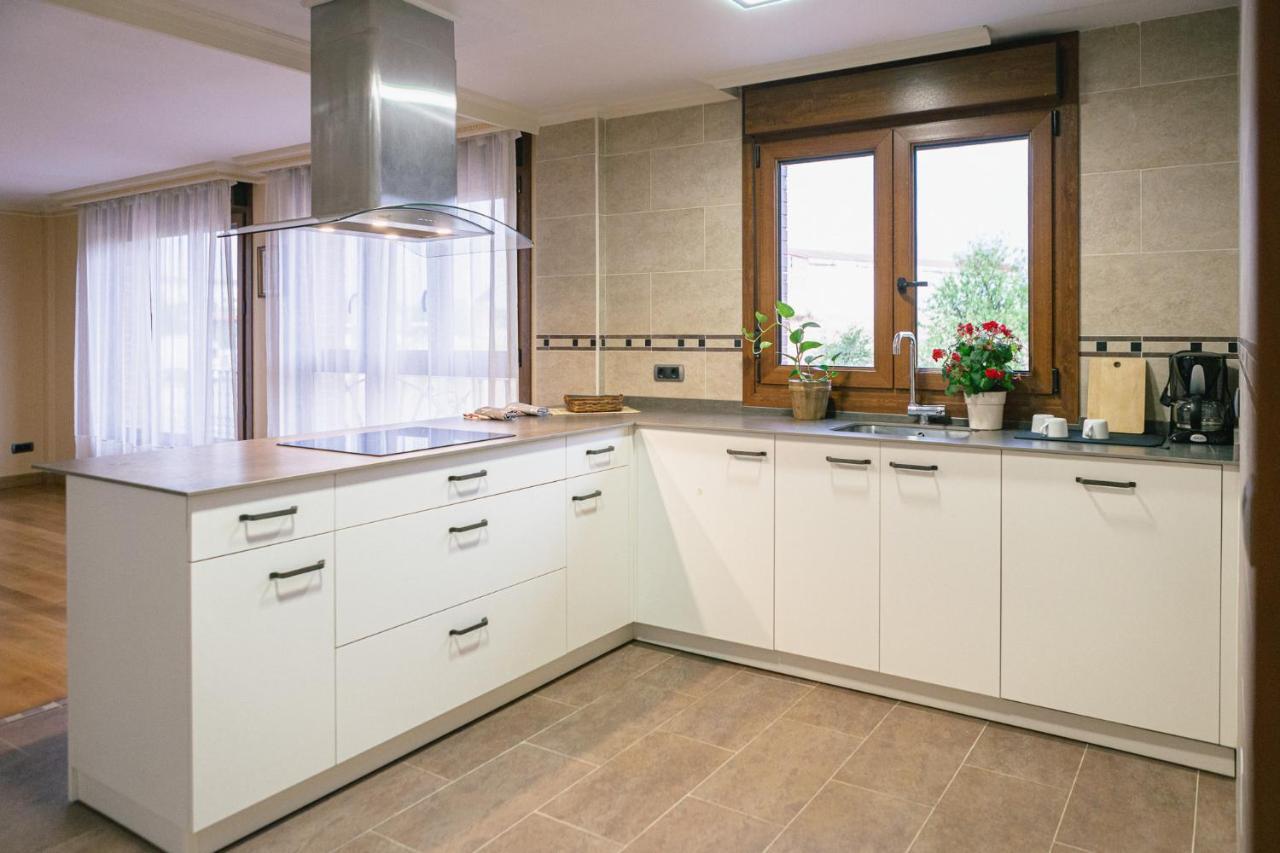 Alojamiento Urabain Apartment Allo Bagian luar foto